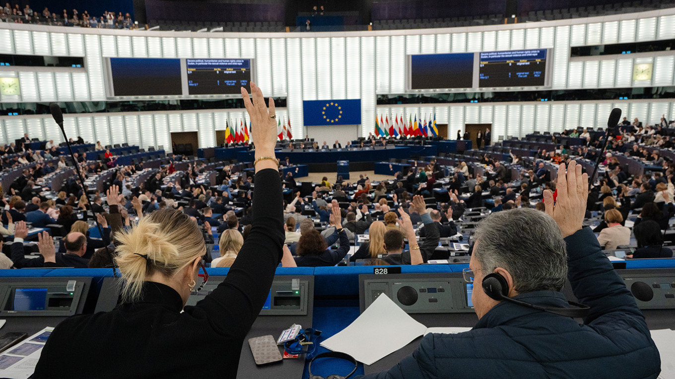  EU targets Russia, puts in place additional sanctions.
