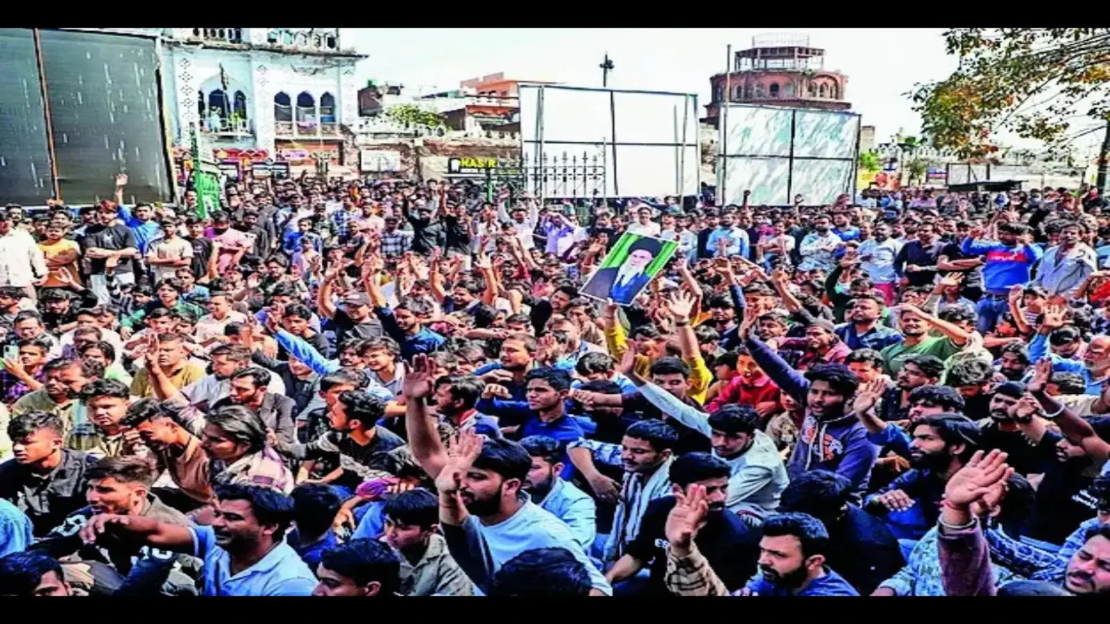 Shias mourn Khomenni death in India